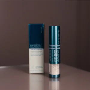 SUNFORGETTABLE TOTAL PROTECTION BRUSH-ON SHIELD SPF 50 Сонцезахисна пудра з пензлем з перламутровим сяйвом