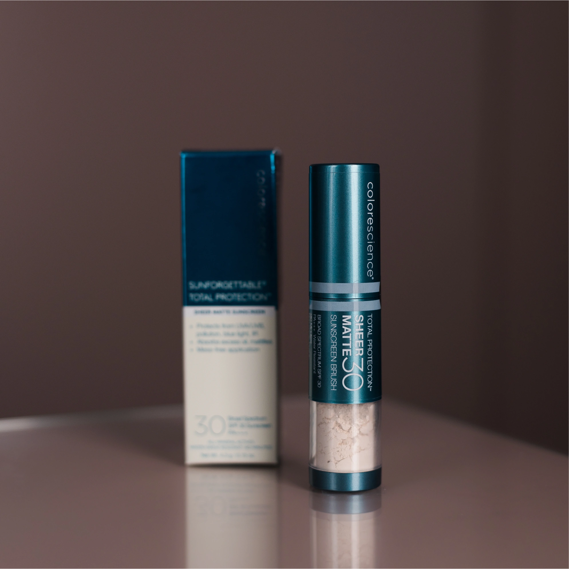 SUNFORGETTABLE TOTAL PROTECTION BRUSH-ON SHIELD SPF 50 Сонцезахисна пудра з пензлем з перламутровим сяйвом